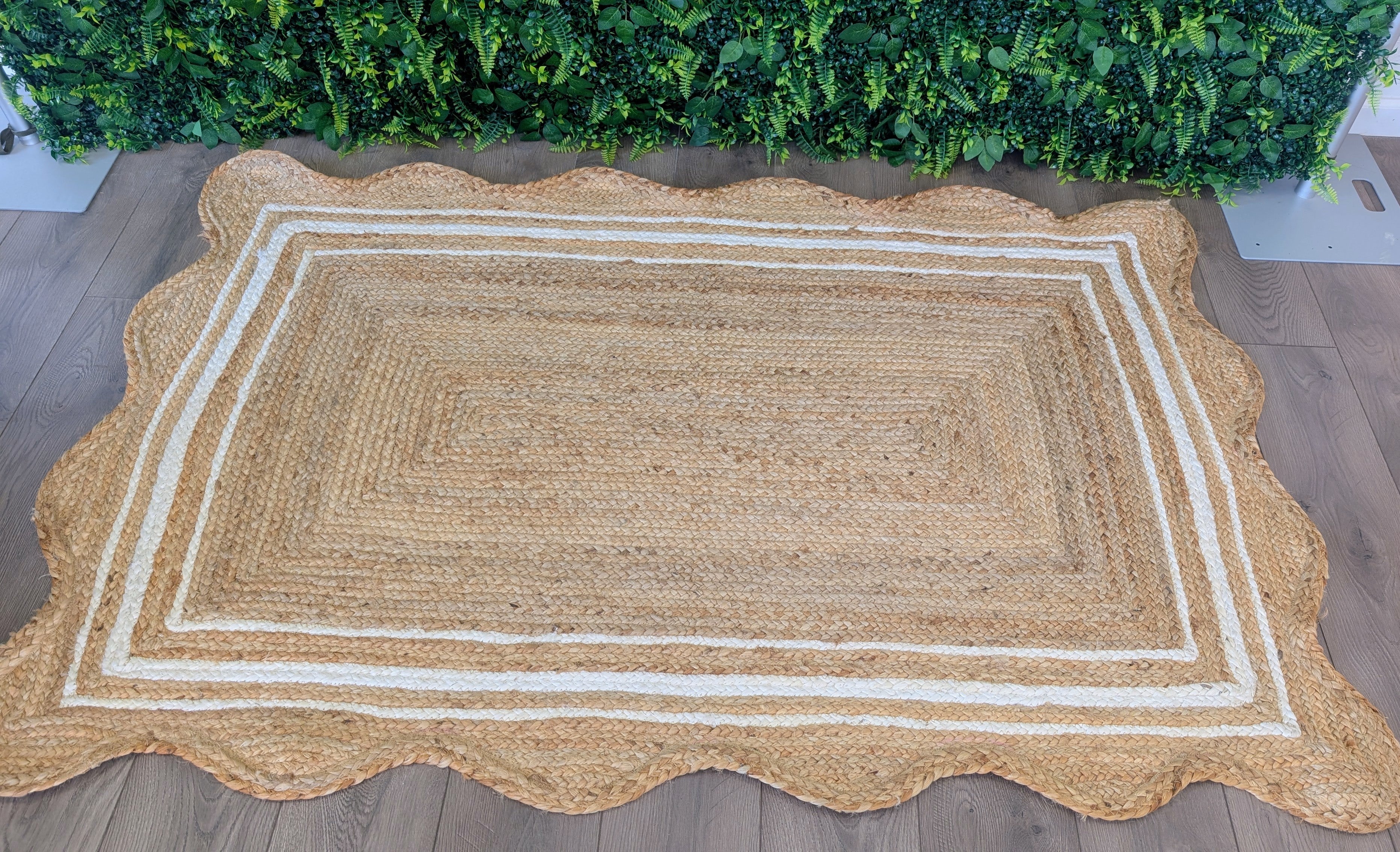 RENTAL - Scalloped edge Jute Rug, 4'×6' in dimensions