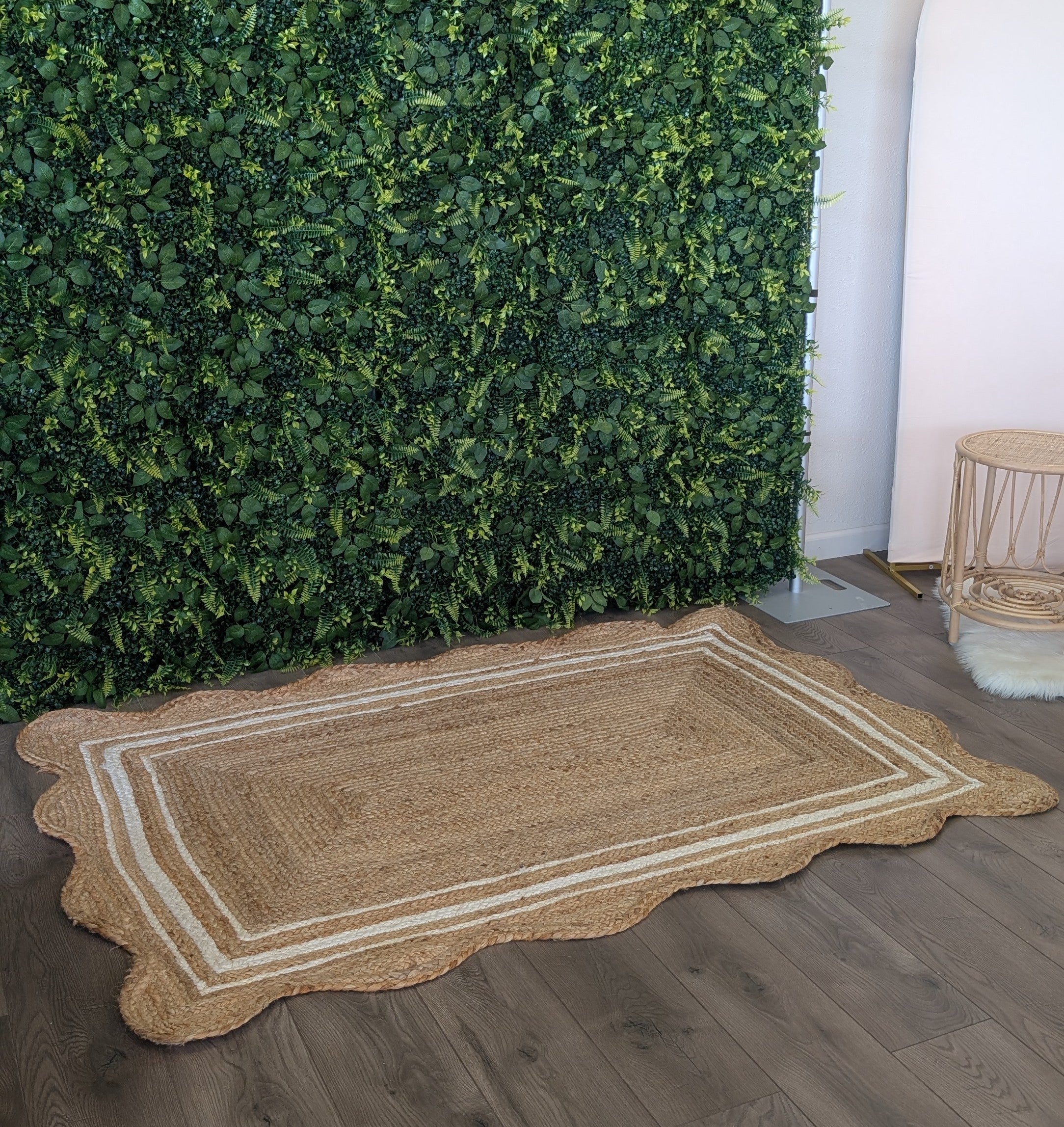 RENTAL - Scalloped edge Jute Rug, 4'×6' in dimensions