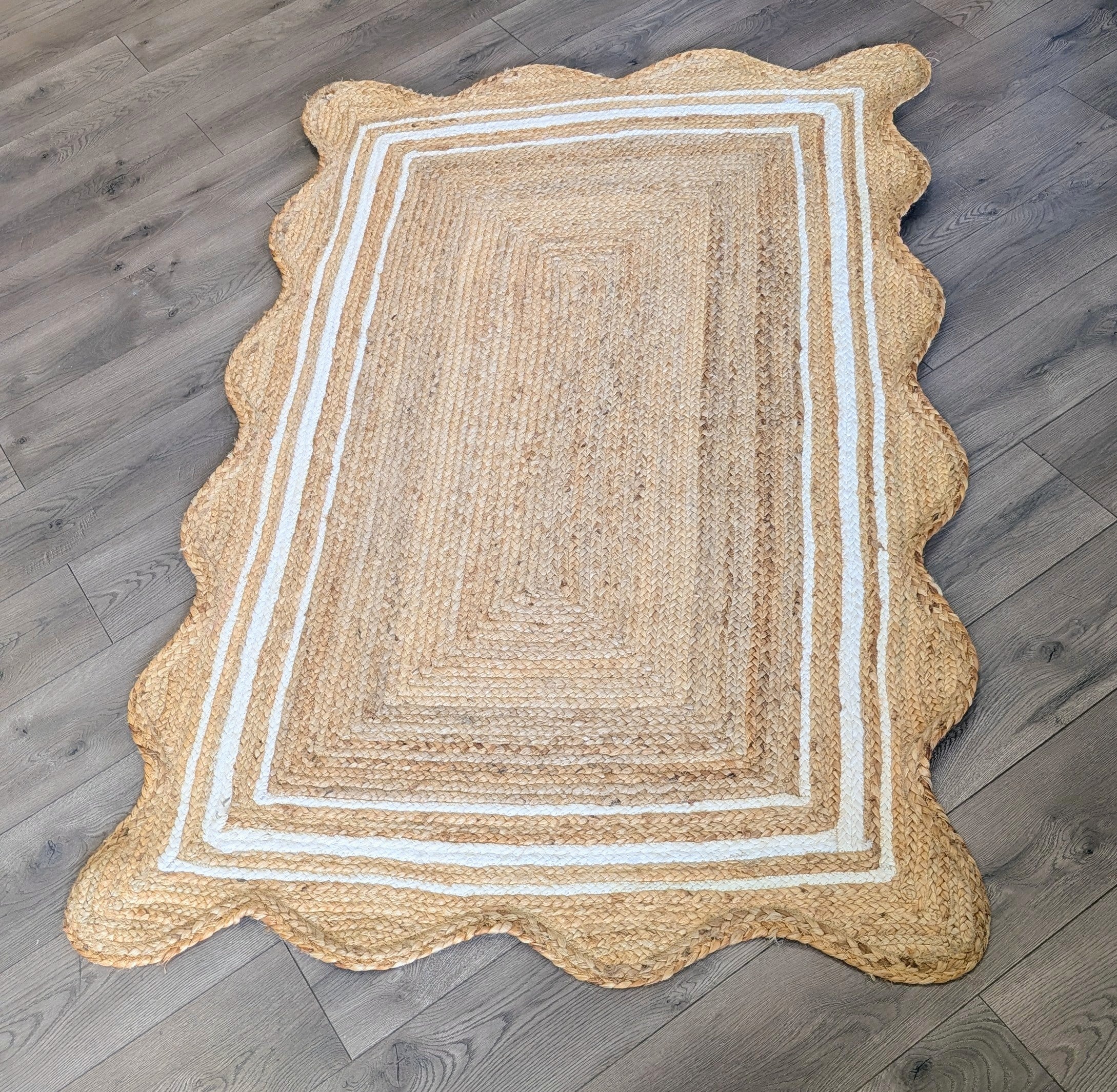 RENTAL - Scalloped edge Jute Rug, 4'×6' in dimensions