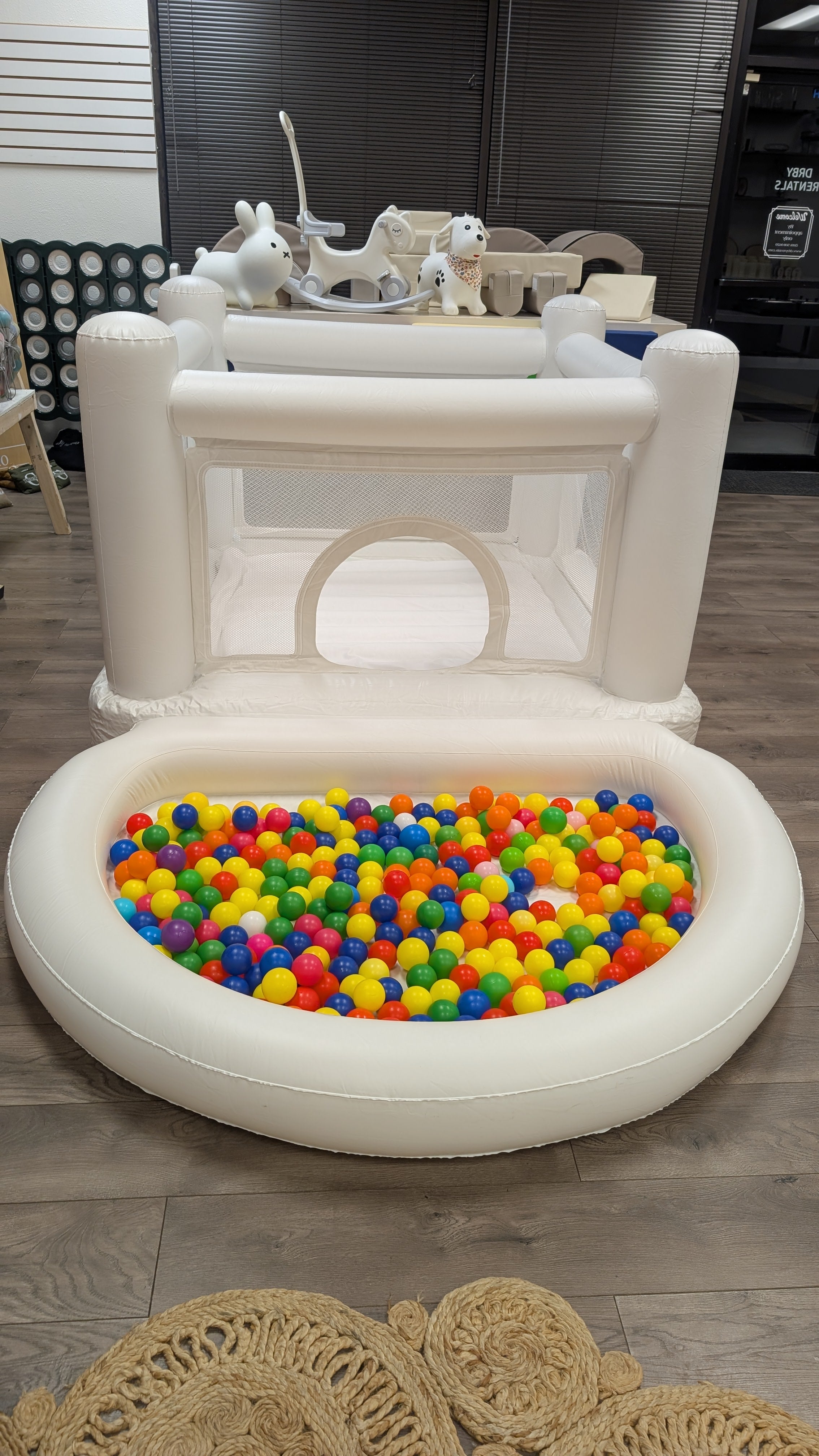 RENTAL - Toddlers' indoor bounce house/ballpit with balls